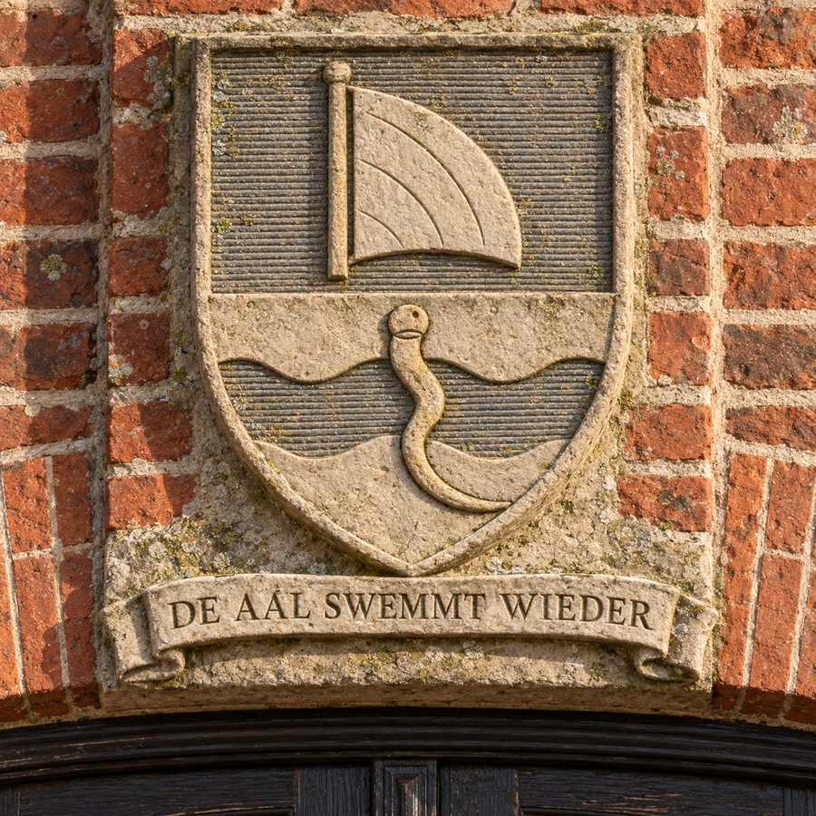 Rekonstruktion (2026): Das verwitterte Sandsteinrelief über der Tür des Gasthofs „Zur Fock“.