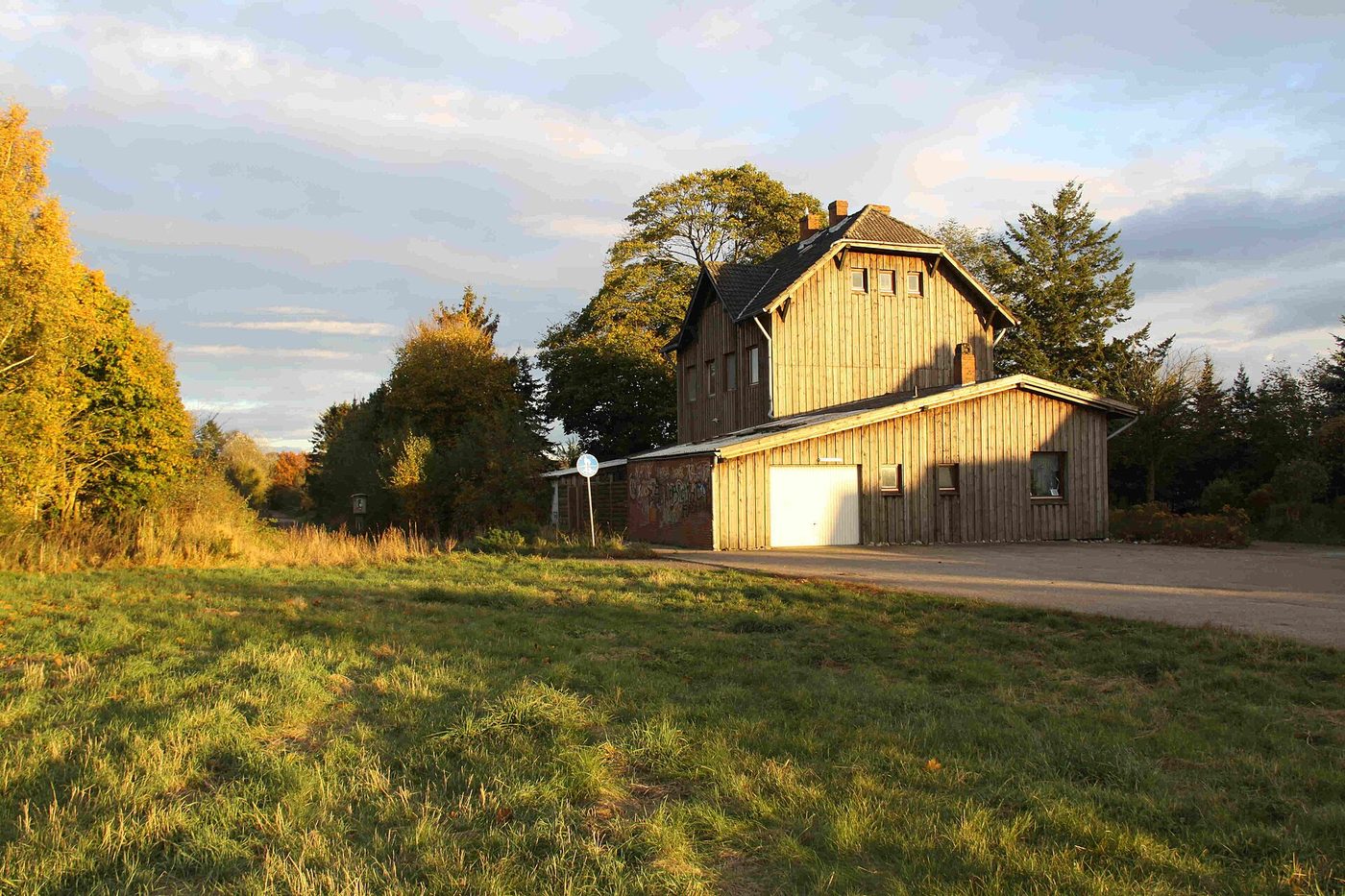 Das ehemalige Bahnhofsgebäude von Fockbek an der Strecke Rendsburg–Husum
