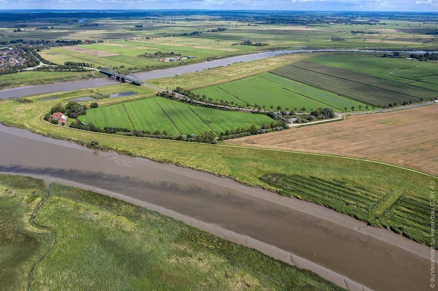 Luftbild der Eider bei Friedrichstadt bei Ebbe, mit trockengefallenen Ufern