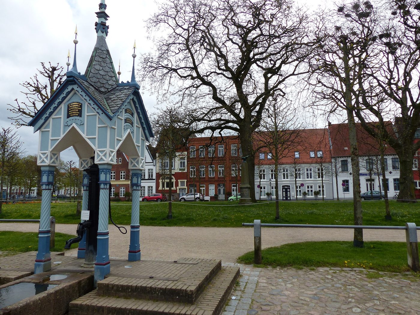Der Marktplatz von Friedrichstadt mit dem Brunnen und den Treppengiebelhäusern