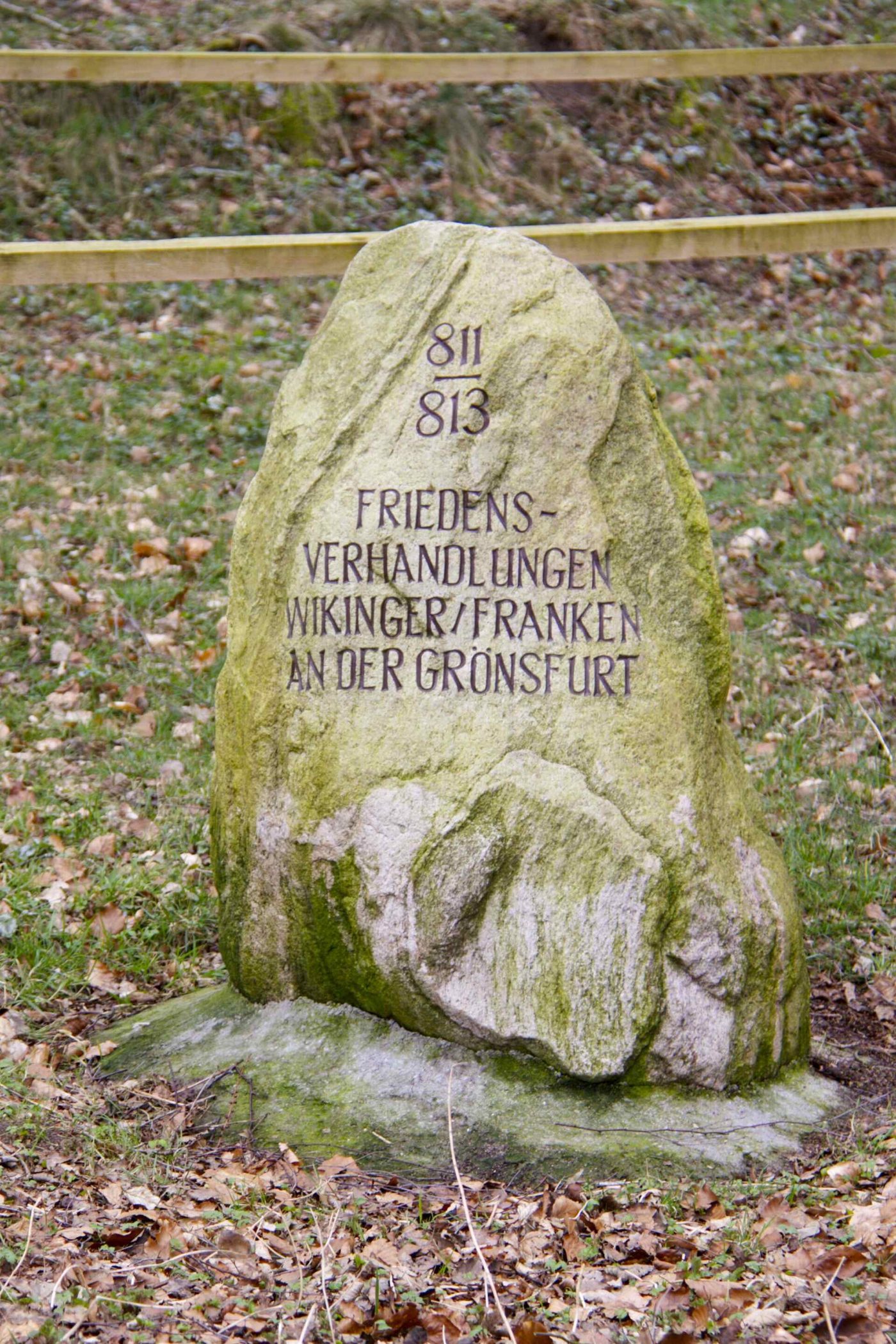 Gedenkstein an der Grönsfurt bei Fockbek mit der Inschrift zu den Friedensverhandlungen 811 und 813