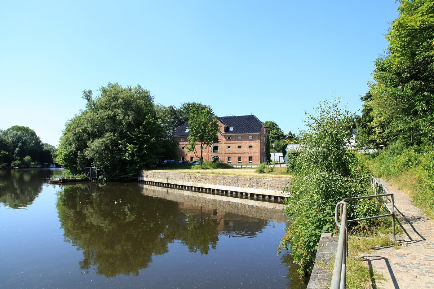 Altes Packhaus an der Untereider in Rendsburg, gespiegelt im Wasser